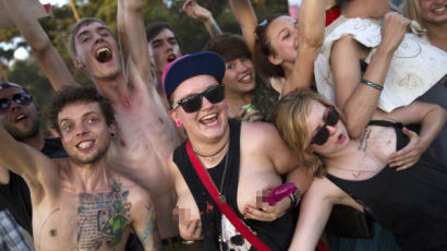 [사진] 동유럽 록음악 축제 가보니 '여자들 다 끌어올려…' 