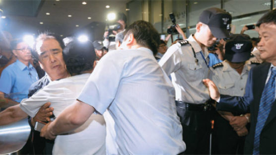 [사진] 새누리, 안전사고 항의 서울시청 방문 … 몸싸움·고성