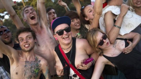[사진] 동유럽 록음악 축제 가보니 '여자들 다 끌어올려…' 
