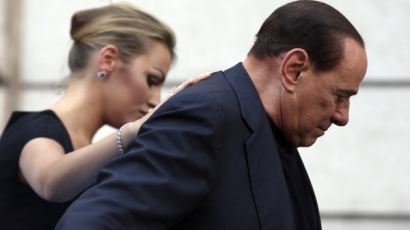 [사진] 49세 연하 여친에게 위로 받는 이탈리아 전 총리
