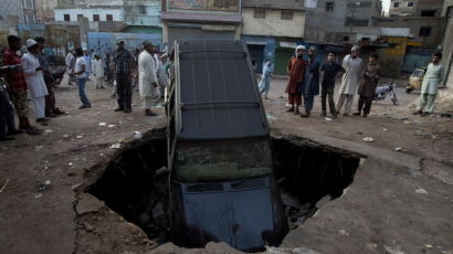 [사진] 파키스탄 카라치 폭탄테러, 청소년 11명 사망