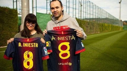 소녀 팬의 특별한 유니폼 "바르셀로나 이니에스타가 입은 옷의 정체는?"