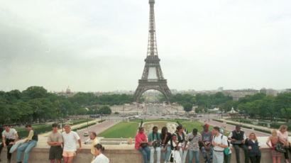 에펠탑 관광객 대피 소동 "하루 3만 명이 찾는 곳인데 이런 일이…"