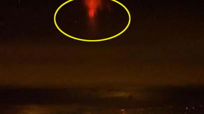구름 위 희귀 번개, "UFO 등장?" 붉은 해파리 모양 포착