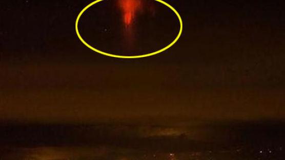 구름 위 희귀 번개, "UFO 등장?" 붉은 해파리 모양 포착
