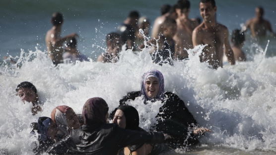 [사진] 텔아비브 해변에서 해수욕하는 팔레스타인 여인들