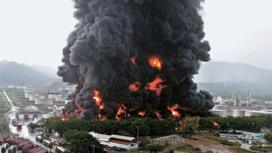 [사진] 번개 맞아 불 난 베네수엘라 정유공장