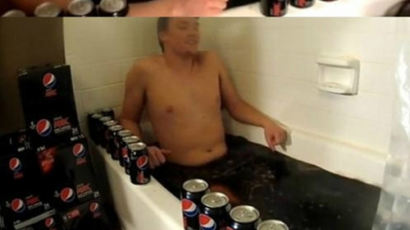 콜라로 목욕하는 남자 "300캔을 몸에 들이부어…보기만 해도 찝찝"