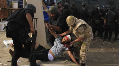 [사진] 불도저 동원, 이집트 무르시 대통령 지지시위대 해산