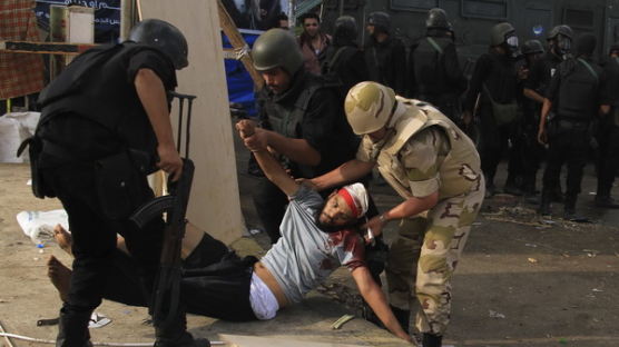 [사진] 불도저 동원, 이집트 무르시 대통령 지지시위대 해산