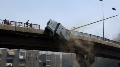 [사진] 이집트시위대에 밀린 경찰차량, 고가도로에서 추락