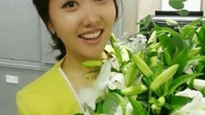 박지성 꽃다발 선물…‘캡틴, 알고보니 로맨티스트네~’