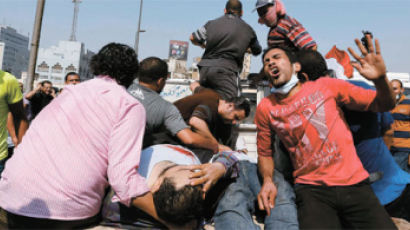 피의 금요일 … 이집트 내전 위기