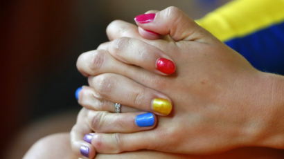 [사진] 손톱색이 무지개색인 이유? '저는 동성애를 지지합니다'