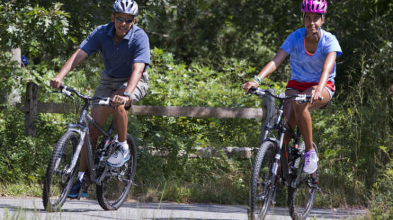 [사진] 오바마 가족, 자전거 타며… '오손도손'