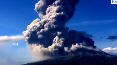 일본 화산폭발, 도심은 아수라장인데…바라보는 관광객은 '무덤덤' 