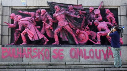 [사진] 분홍색으로 칠해진 구 소련 군인동상