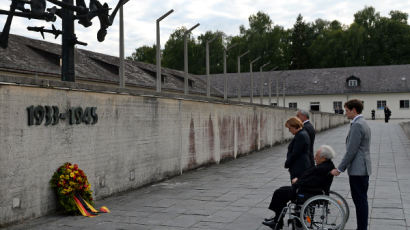 [사진] ‘아베, 보고 있나’ 메르켈, 나치 수용소 방문