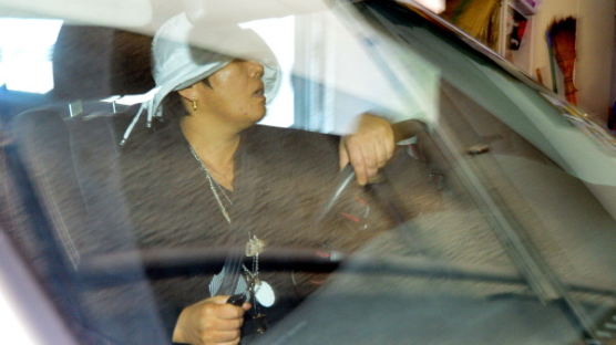 [사진] 전 전 대통령 외동딸, 취재진 보자 운전하던 차량돌려…