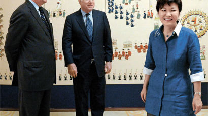 [사진] 매케인 만난 박 대통령 