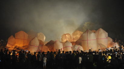 [사진] 귀신축제 기념 대형 풍등날리기