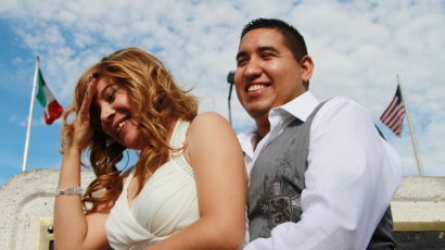 [사진] 미국 멕시코 국경선에서 결혼식 올린 남과 여