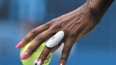 [사진] 손톱 패션에 집중했나 … 비너스 윌리엄스 US오픈 테니스 2회전서 탈락