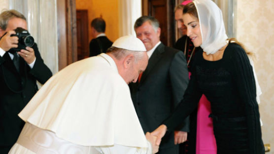 [사진] 교황, 요르단 왕비에게 허리 숙여 인사 ‘파격’ 