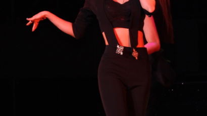 [사진] 카라 니콜의 도발적인 힙댄스, 엉덩이를… '깜짝'