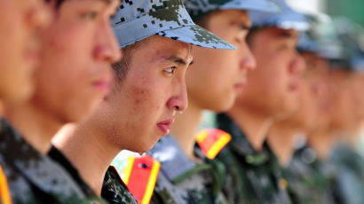 [사진] 군사훈련 받는 중국 대학신입생