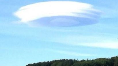 희귀 UFO 구름 포착, 집 마당서 하늘 올려다보니 거대한…