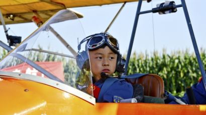[사진] 다섯 살 소년 조종사 비행성공