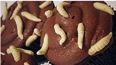 살벌한 컵케이크…먹음직스런 머핀 위에 구더기가 ‘헉’