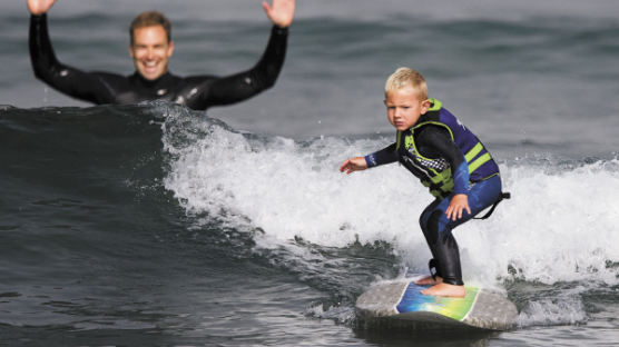 [사진] 서핑 즐기는 세 살 어린이