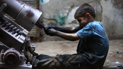 [사진] 무기공장에서 일하는 10살 시리아 소년