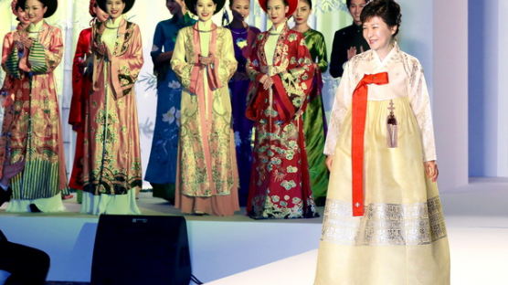 [사진] 박근혜 대통령 베트남 방문 중 패션쇼 참석