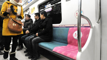 지하철 좌석 진드기 "헝겁 의자에서 발견된 오염물 종류 보니…"