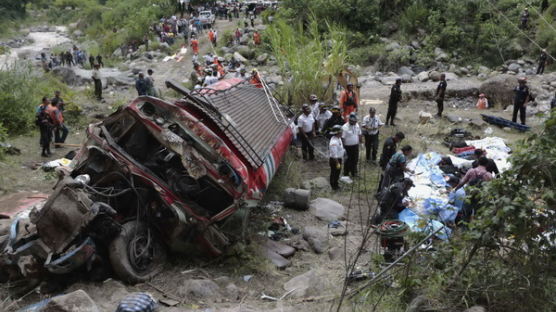 [사진] 200m 벼랑에서 굴러떨어진 버스, 38명 사망