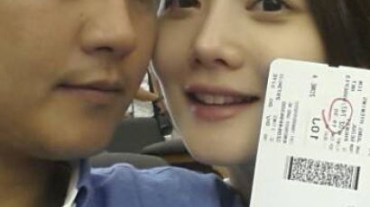 여현수 정하윤 신혼여행, 공항서 얼굴 맞대고…"우리 결혼했어요"