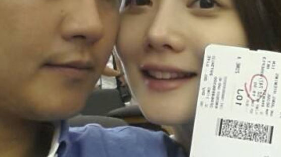 여현수 정하윤 신혼여행, 공항서 얼굴 맞대고…"우리 결혼했어요"