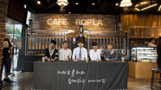마이네임, 신사역 '카페로플라'에서 팬사인회 개최