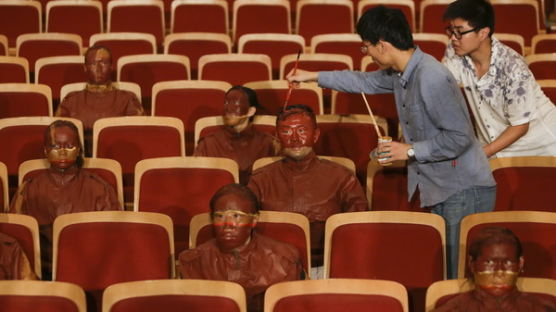 [사진] 중국 베이징 극장에서 만드는 '붉은 극장' 작품