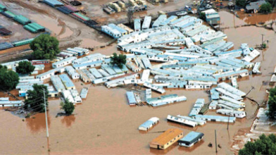 [사진] 미국 콜로라도주 폭우로 350명 이상 실종 … 이동식 주택들 둥둥