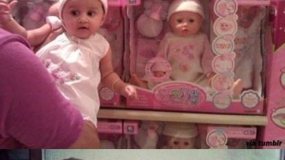 도플갱어 아기와 인형, "잃어버린 쌍둥이? 닮아도 너무 닮았어"