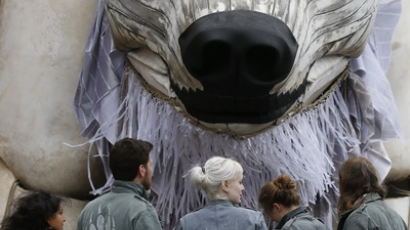 [사진] 대형 북극곰 인형 끌면서 북극해 유전개발 반대시위