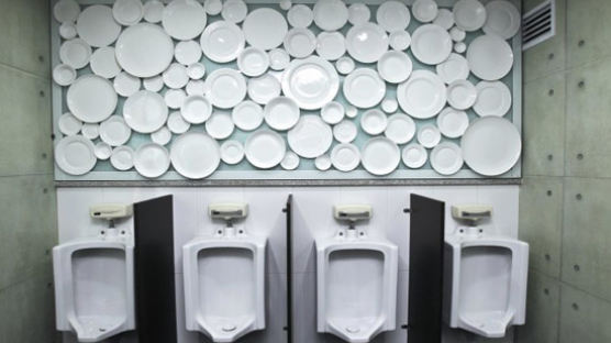 [김형경의 중년남자 탐구] 남자화장실의 소변기 구조는 왜 안 바뀌지?