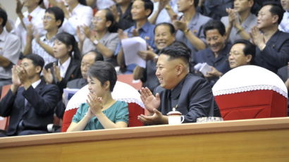 [사진] 역도경기 참관한 김정은 제1위원장 부부와 나란히 게양된 태극기와 인공기