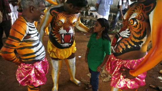 [사진] 인도 오남 축제행사 하나인 호랑이 춤 공연