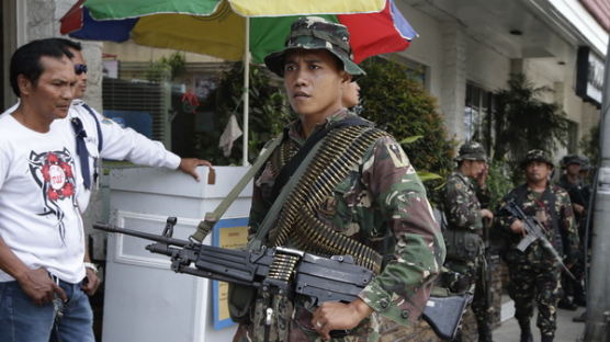 [사진] 반군과 교전중인 필리핀 정부군 시내순찰