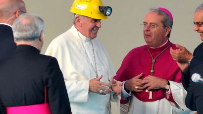 [사진] 광부 헬멧 쓴 교황 프란치스코